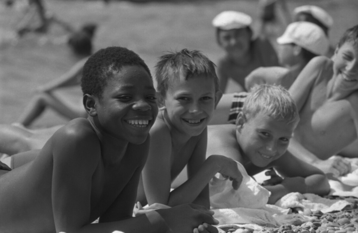Turno internacional de Artek. Niños soviéticos y tanzanos en la playa cerca del mar Negro, 1982