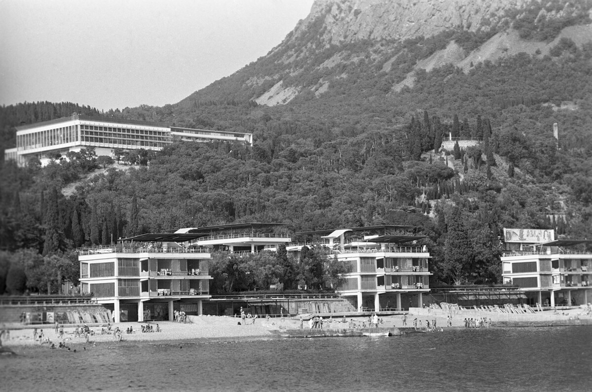 El campamento Artek situado en la orilla del mar Negro, al pie del monte Ayu-Dag, 1985
