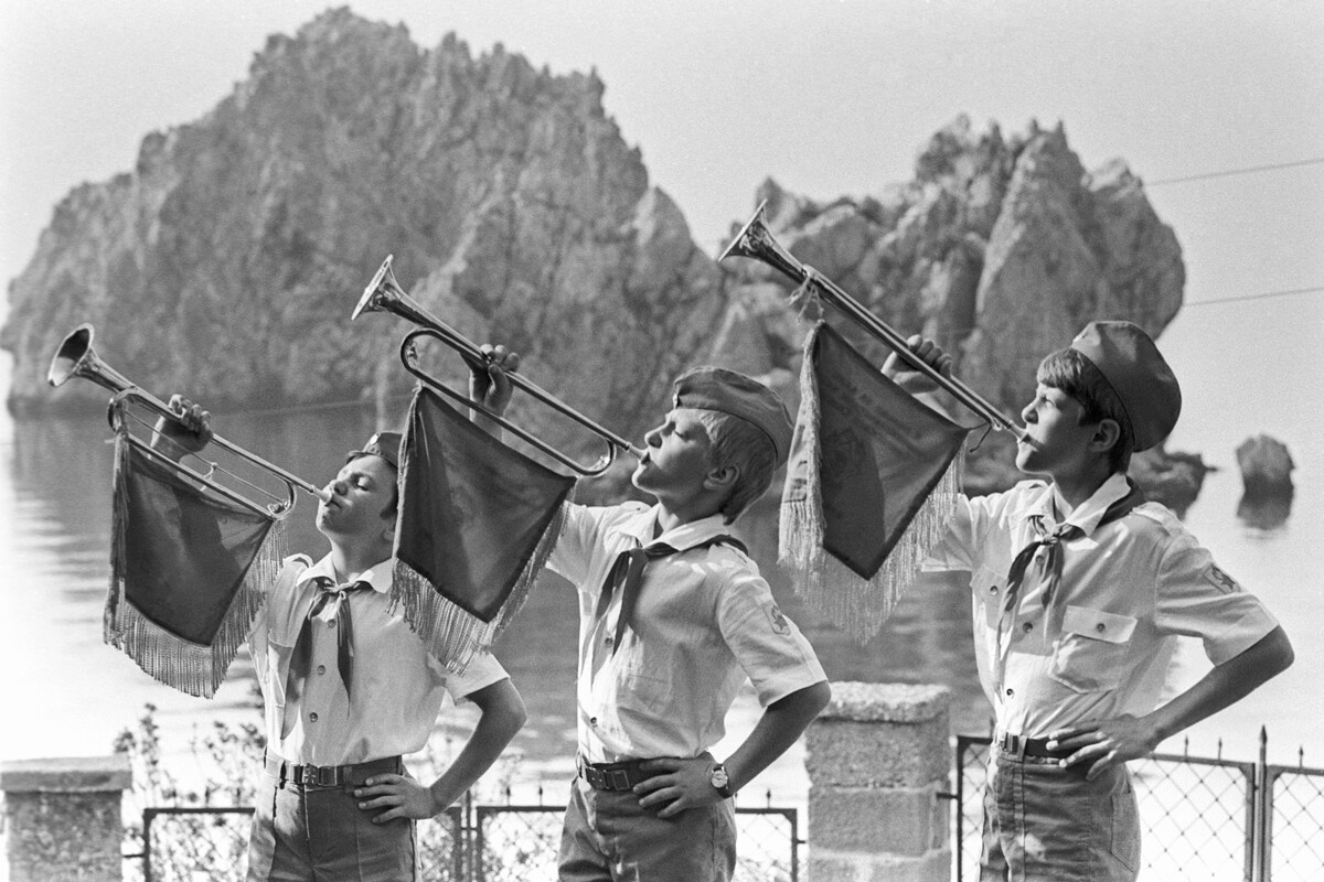 1985. Pioneros tocando la trompeta en el campamento de pioneros Artek