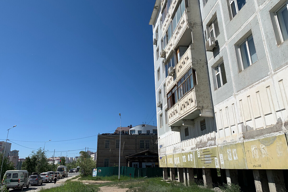 Shergin's Shaft terletak di halaman Yakutsk biasa, dikelilingi oleh rumah panel Soviet di atas tumpukan.