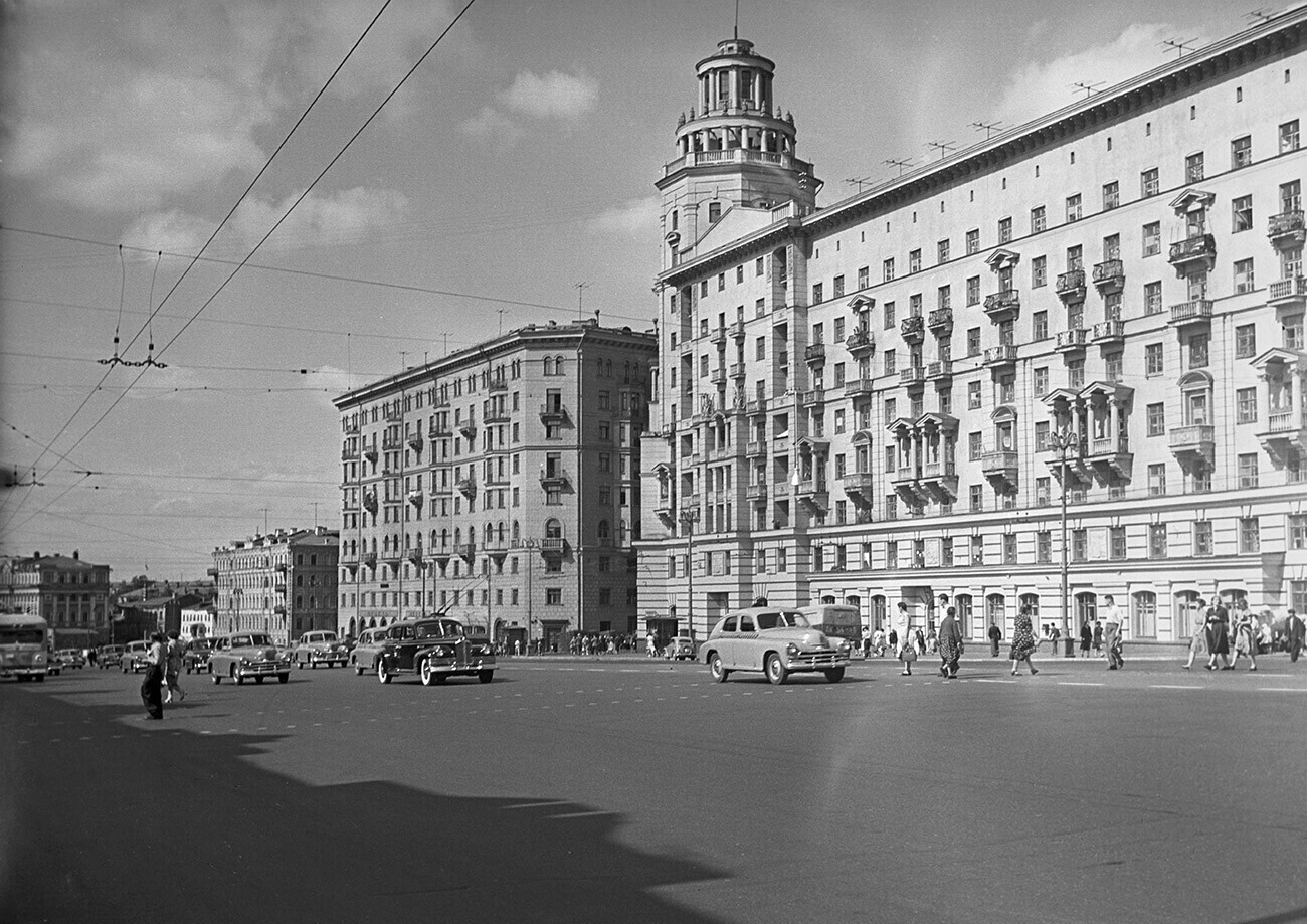 Lapangan Bolshaya Kolkhoznaya (Bolshaya Sukharevskaya) di Moskow, 1957.