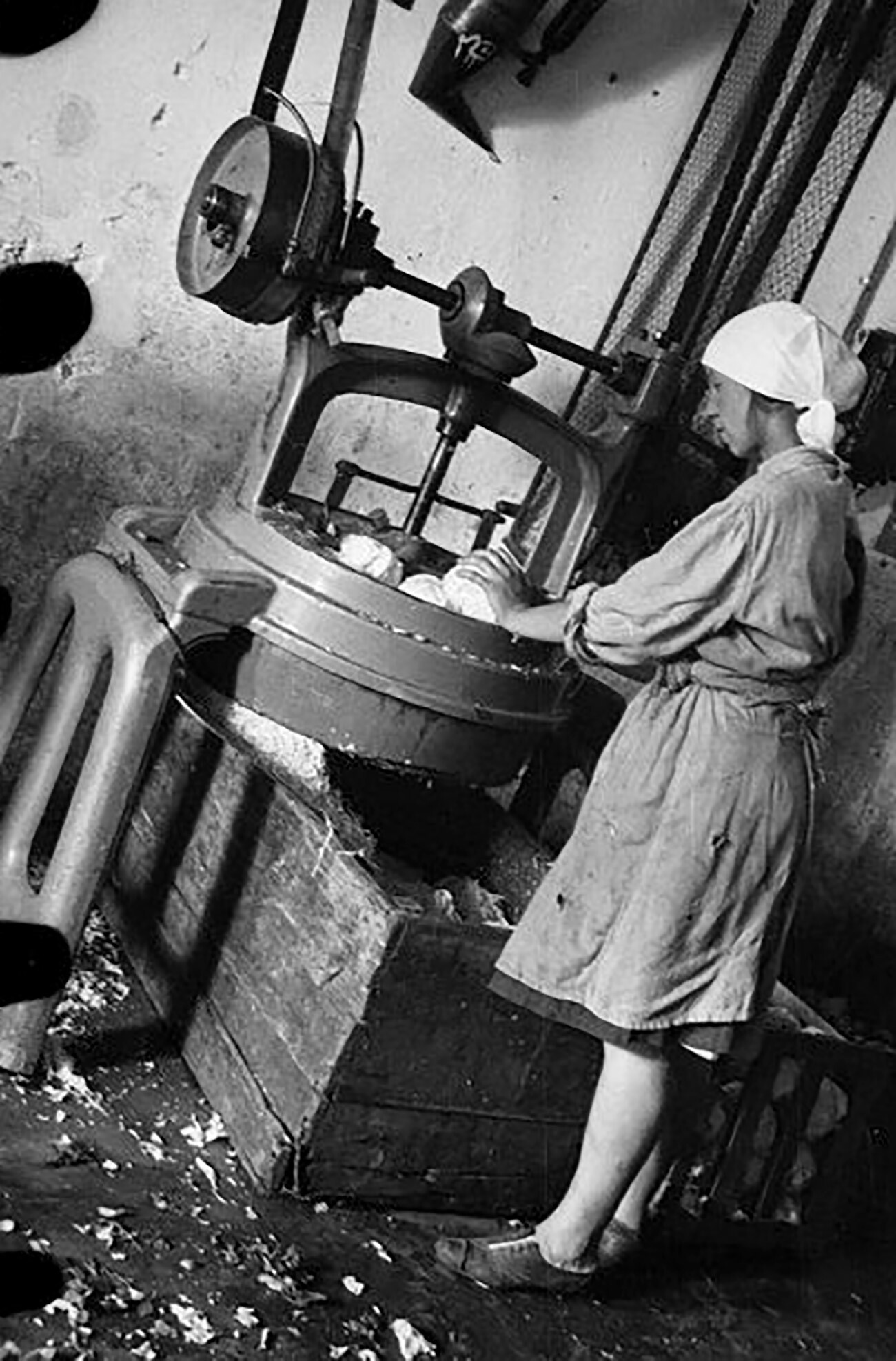 Arbeiterinnen und Arbeiter in der Kantine der Fabrikküche Nr. 2.
