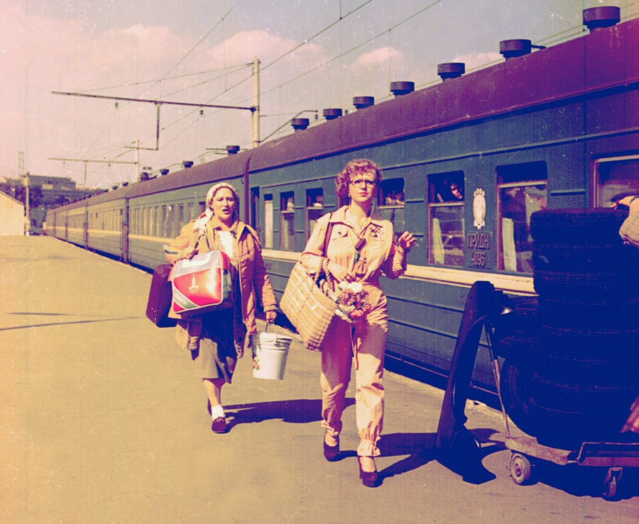 Nonna Mordioukova et Svetlana Krioutchkova dans le film Parents étrangers