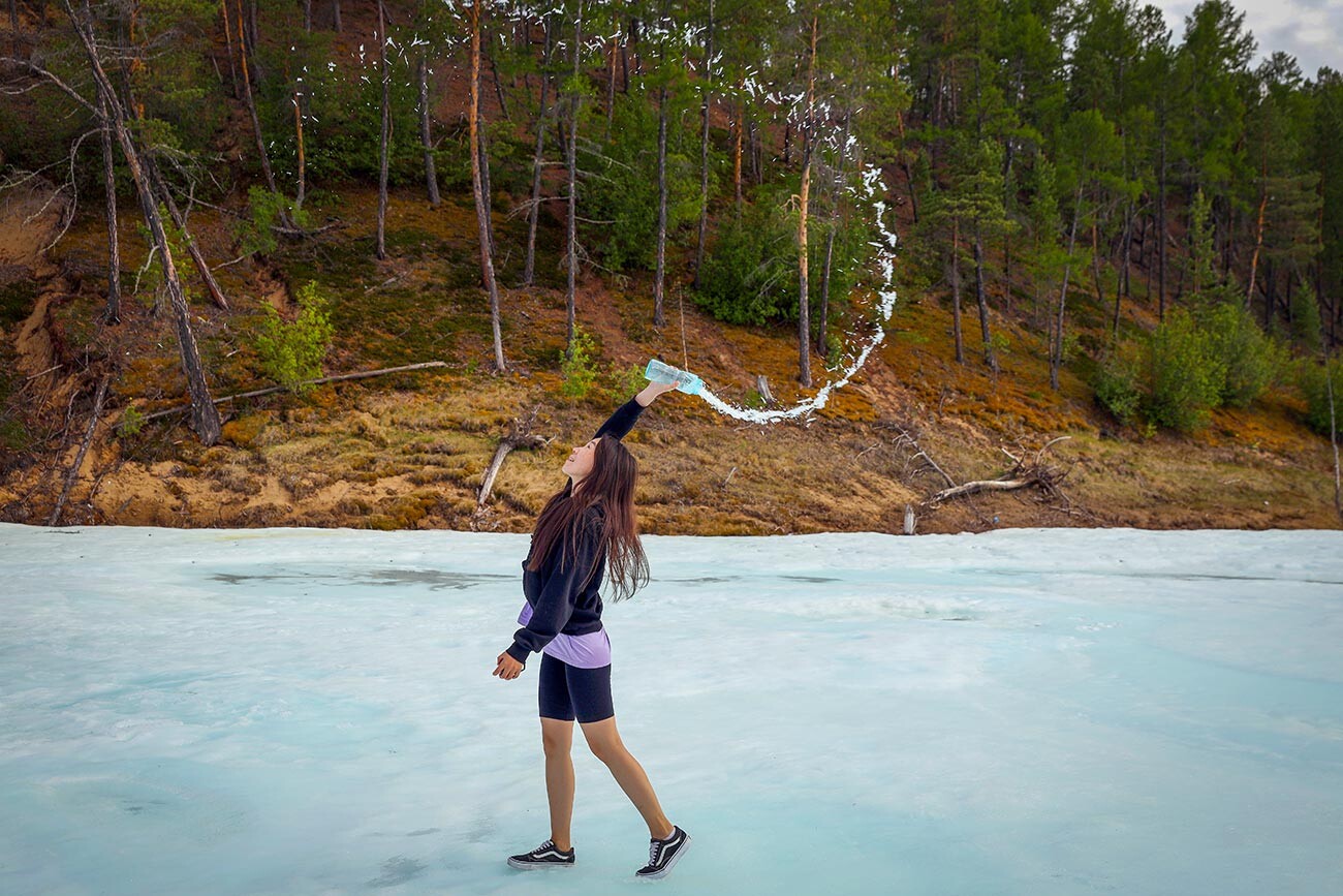 Ein Mädchen auf dem Buluus-Gletscher.