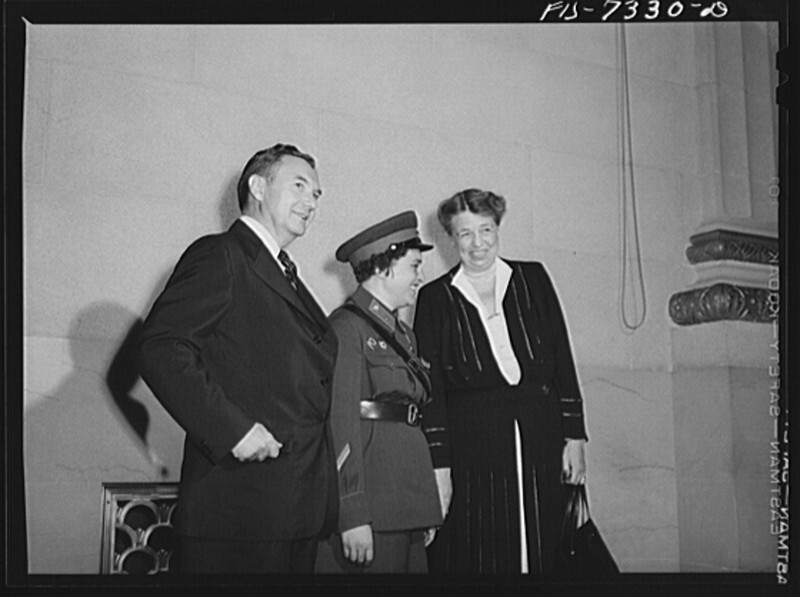 Washington, D.C. Asamblea internacional de la juventud. Liudmila Pavlichenko con la Sra. Roosevelt y el juez Robert Jackson.