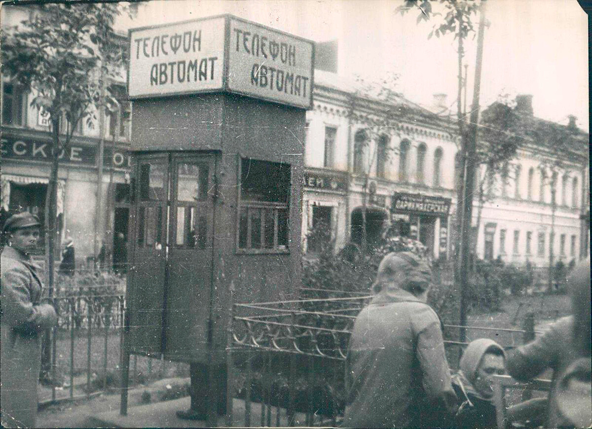 Un “telefon avtomat”; cabina telefonica di strada in Urss, 1929