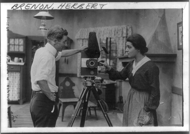 Herbert Brenon y Alla Nazímova examinando una cámara de cine, 9 de agosto de 1916.