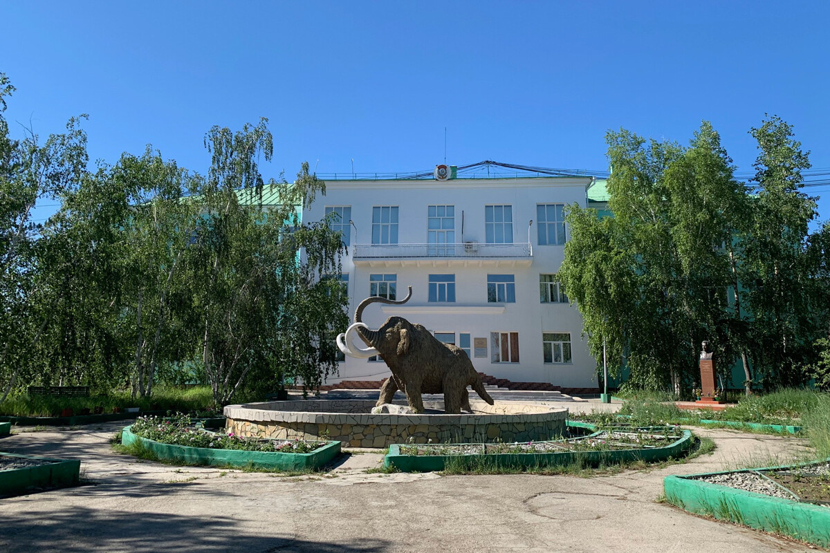 La scultura rappresentante un mammut fuori dall’Istituto del Permafrost “Melnikov”