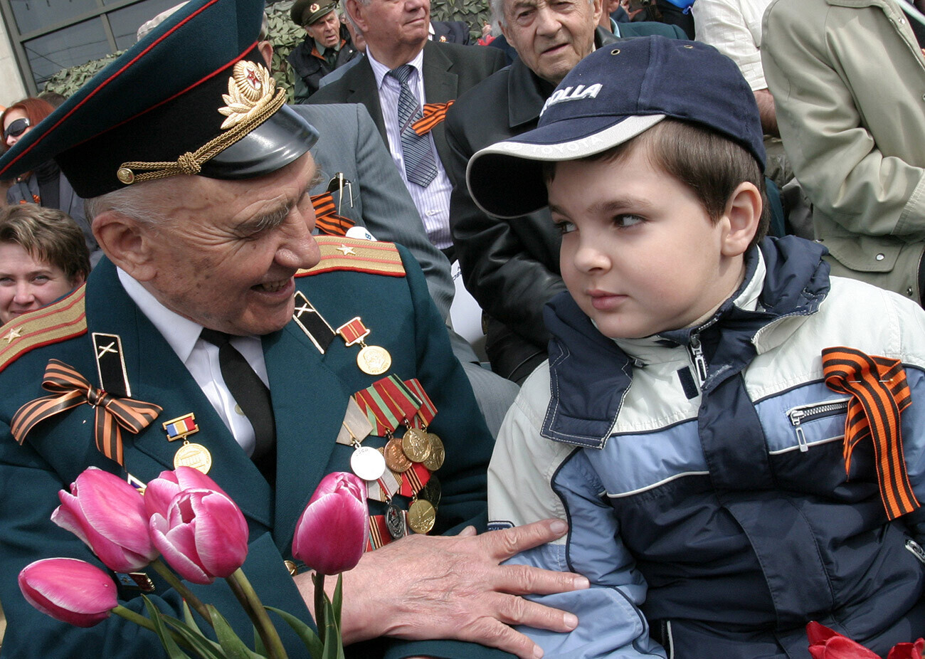 Фото ветерана и ребенка