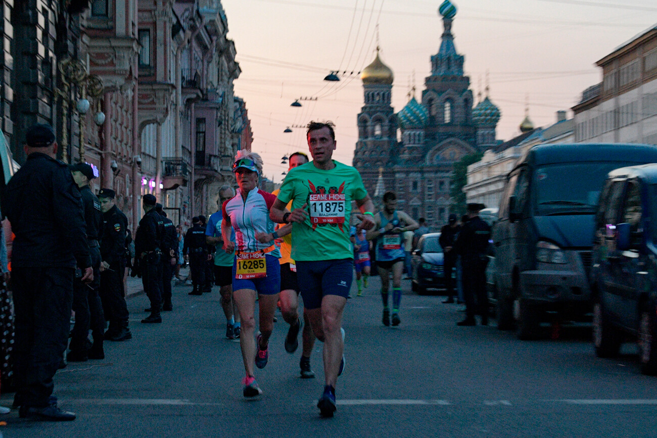 サンクトペテルブルクで開かれる「白夜マラソン」の参加者たち。6月、ペテルブルクの夜は30分ほどしかない