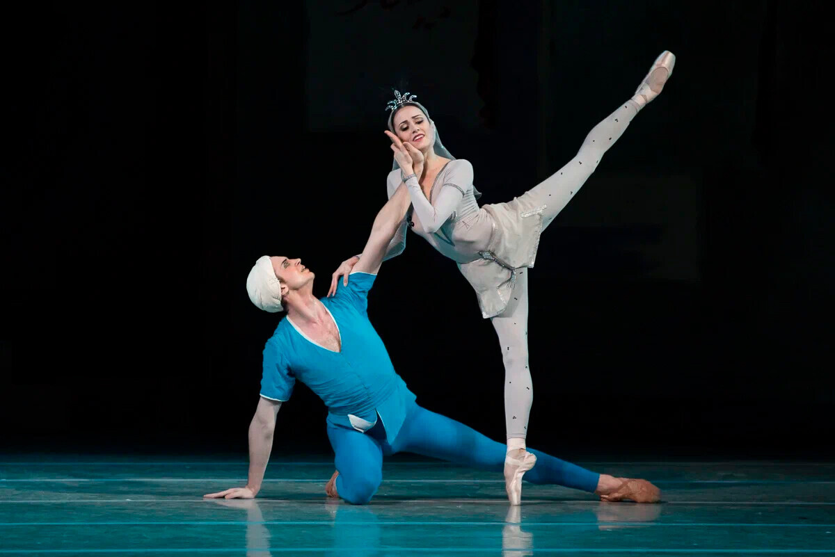 Nadêjda atua no balé de Iúri Grigorovitch “A lenda do amor”.