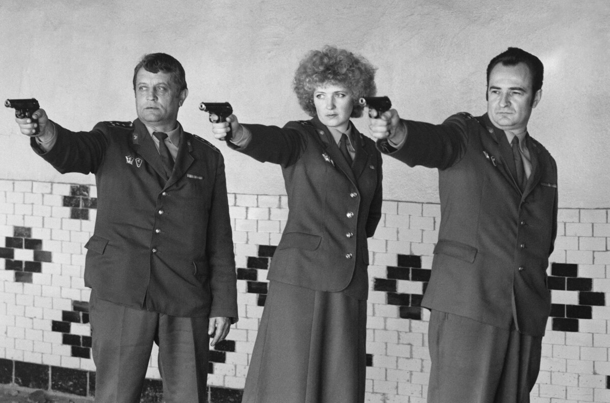 URSS. 1 de octubre de 1987. En el campo de tiro (de izquierda a derecha) el capitán de policía Evgueni Morózov, la teniente mayor Elena Mishchúrova y el capitán Grigori Ivanov.