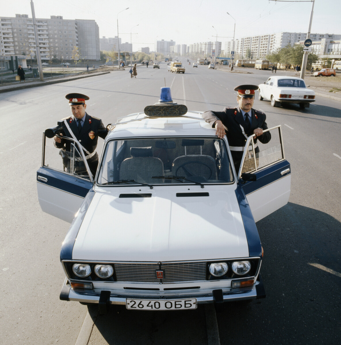 URSS. Orenburg. El teniente de policía Yuri Koval y el suboficial Shamil Gizatulin de la policía de tráfico de Orenburg el 21 de noviembre de 1989. 