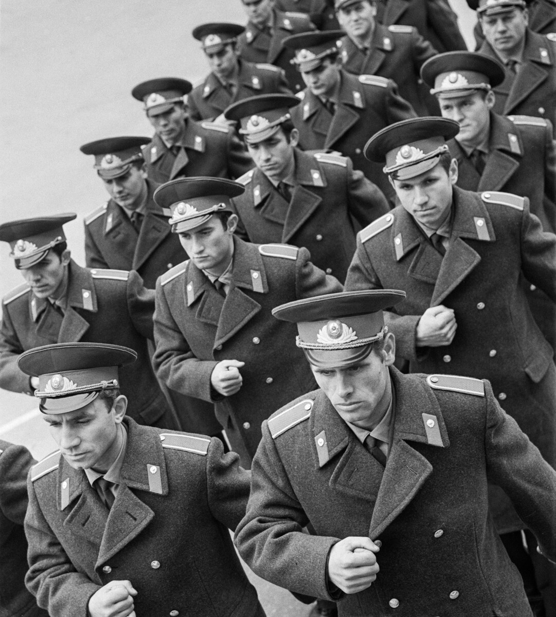 Posebna šola milice Ministrstva za notranje zadeve ZSSR v Saratovu, 27. oktober 1971. Šolski kadeti na maršu