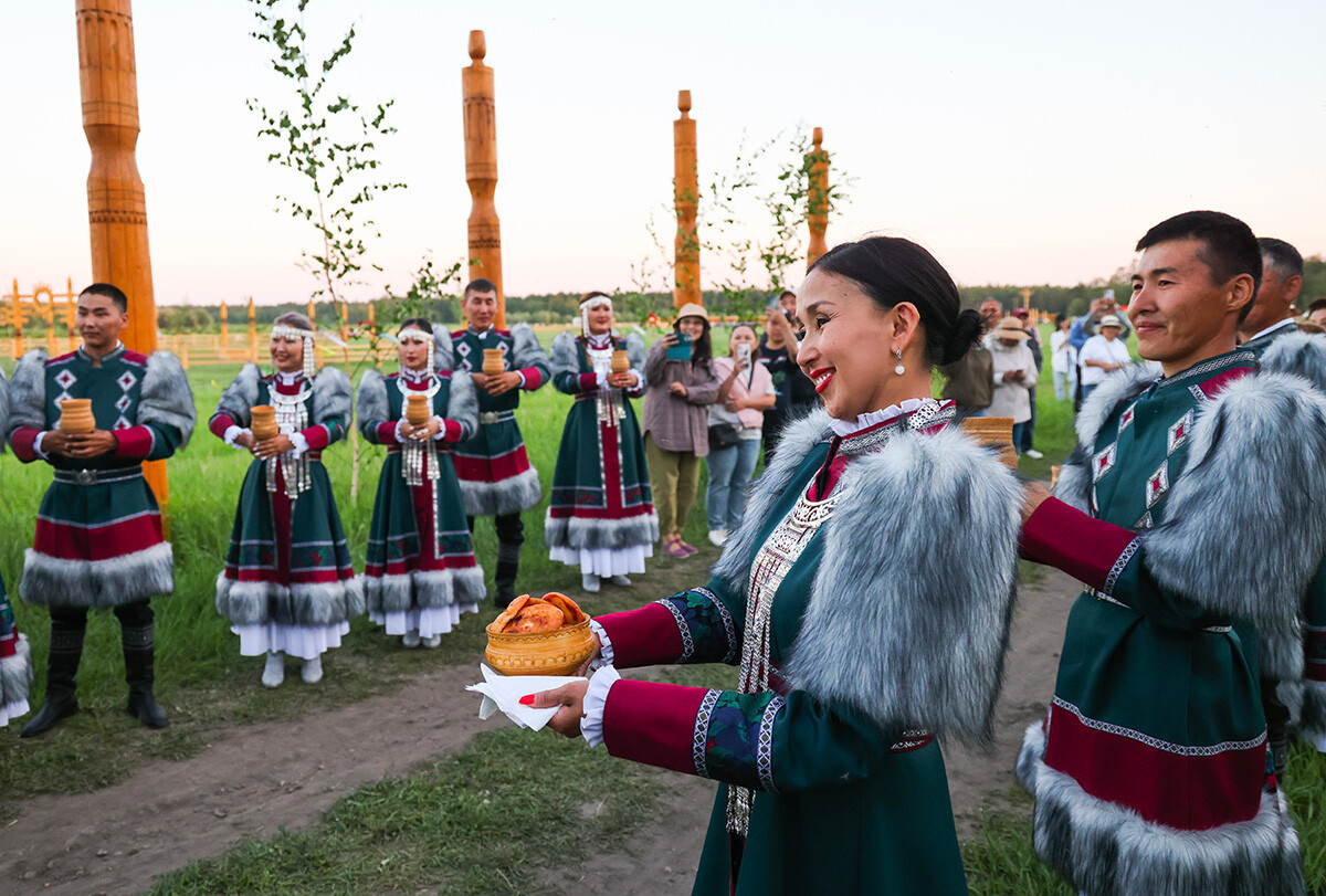 ヤクーチア西部のヴェルフネヴィルユイスク村で開催された「オロンホ」民族祭り