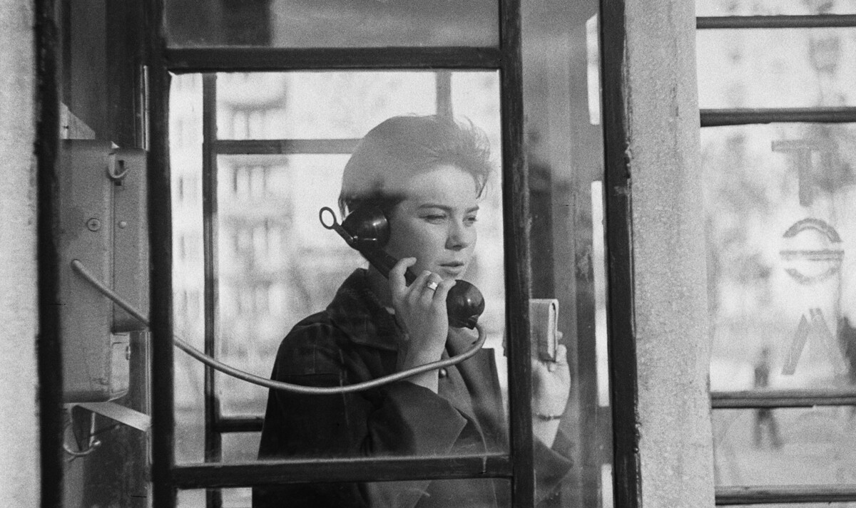 Moskva. 14. junij 1965. sovjetska igralka Larisa Ivanovna Golubkina v ulični telefonski govorilnici