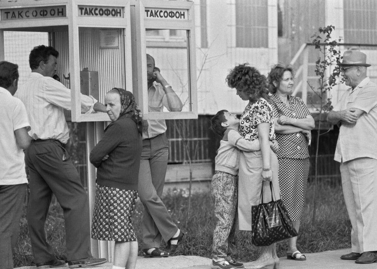 Moskva. 1. avgust 1988: Prebivalci mikrookrožja Solncevo zraven javnega telefona - taksofona