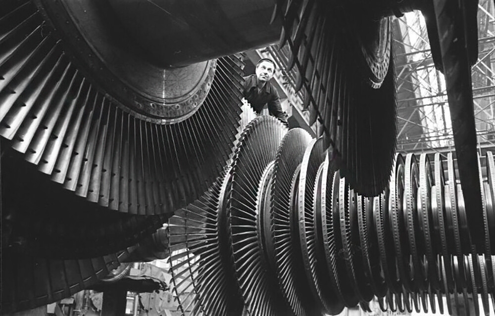 蒸気タービン回転子を設置中のレニングラードの鉄鋼工場、1960年
