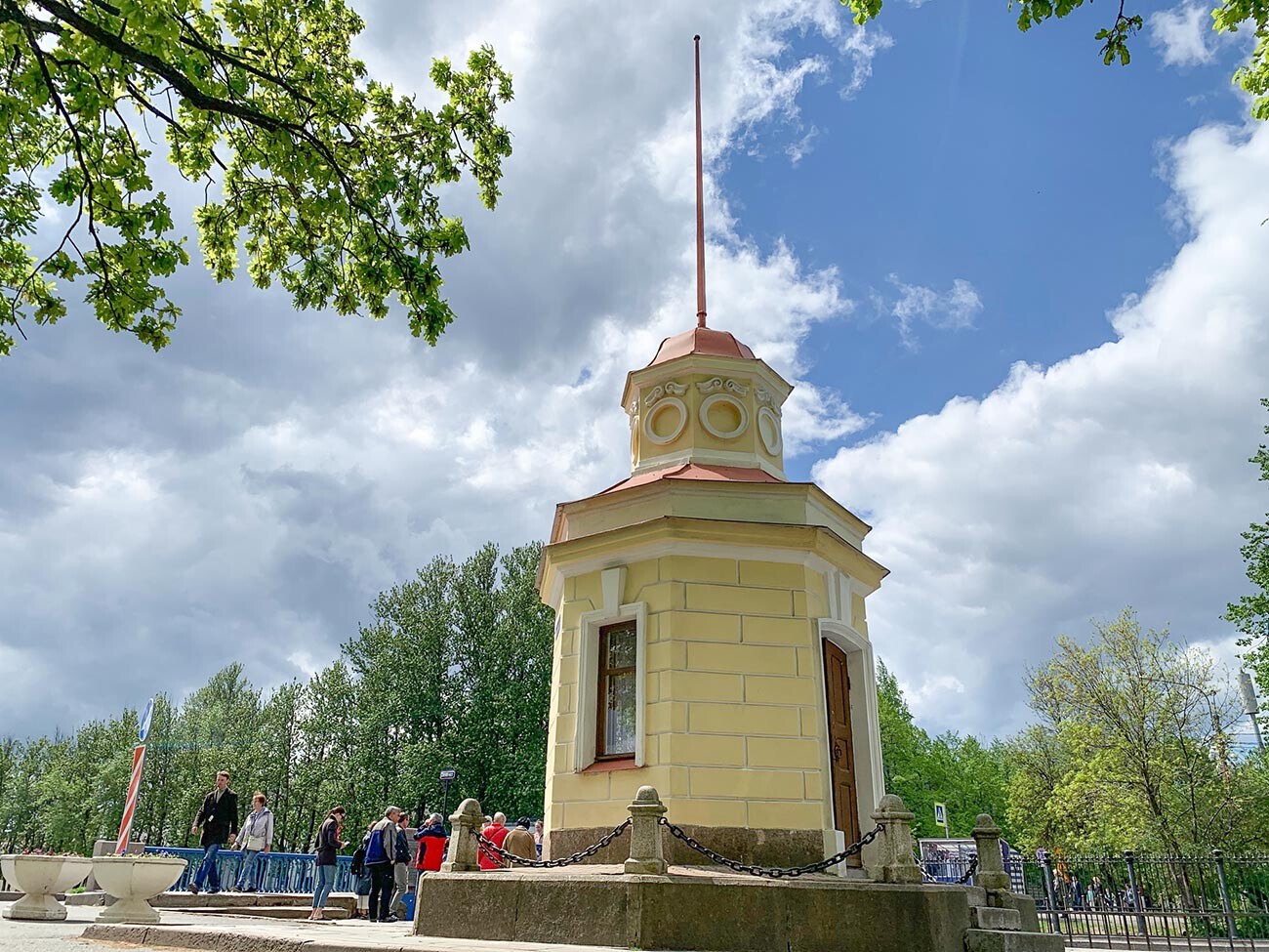 Мареограф у Синего моста, где всегда собираются экскурсии.