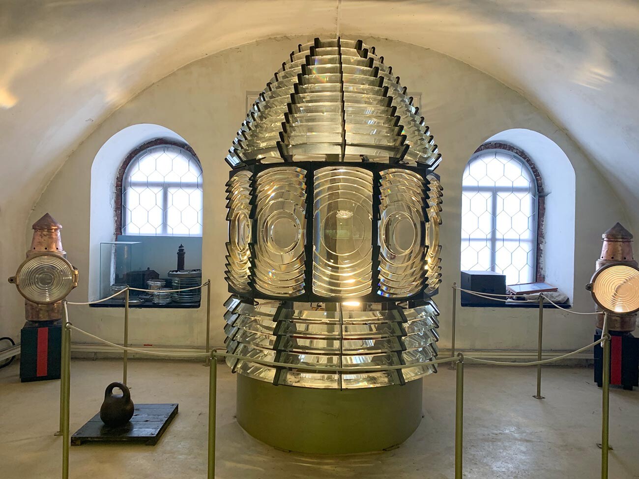 Вот такого гиганта можно увидеть в музее маячной службы на форте Константин.