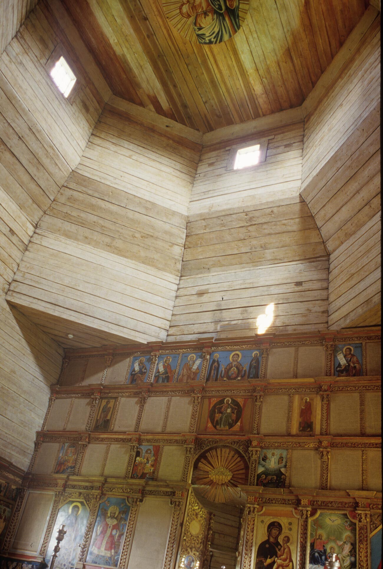 Vitoslávlitsi. Iglesia de San Nicolás del pueblo de Visoki Ostrov. Interior, con pantalla de iconos y vista de la torre con techo de tablones. 5 de julio de 1995.