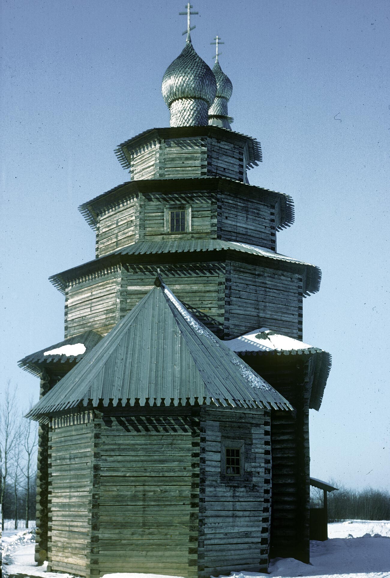 Vitoslávlitsi. Iglesia de San Nicolás desde el pueblo de Visoki Ostrov. Vista este. 14 de marzo de 1980.
