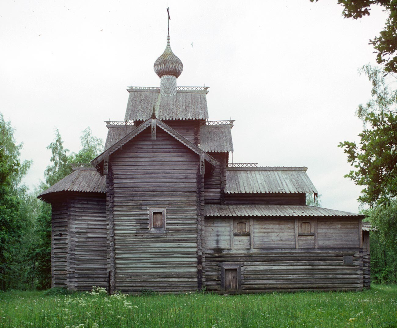 Vitoslávlitsi. Iglesia de San Nicolás desde el pueblo de Miakíshevo. Vista norte. 5 de junio de 1993.