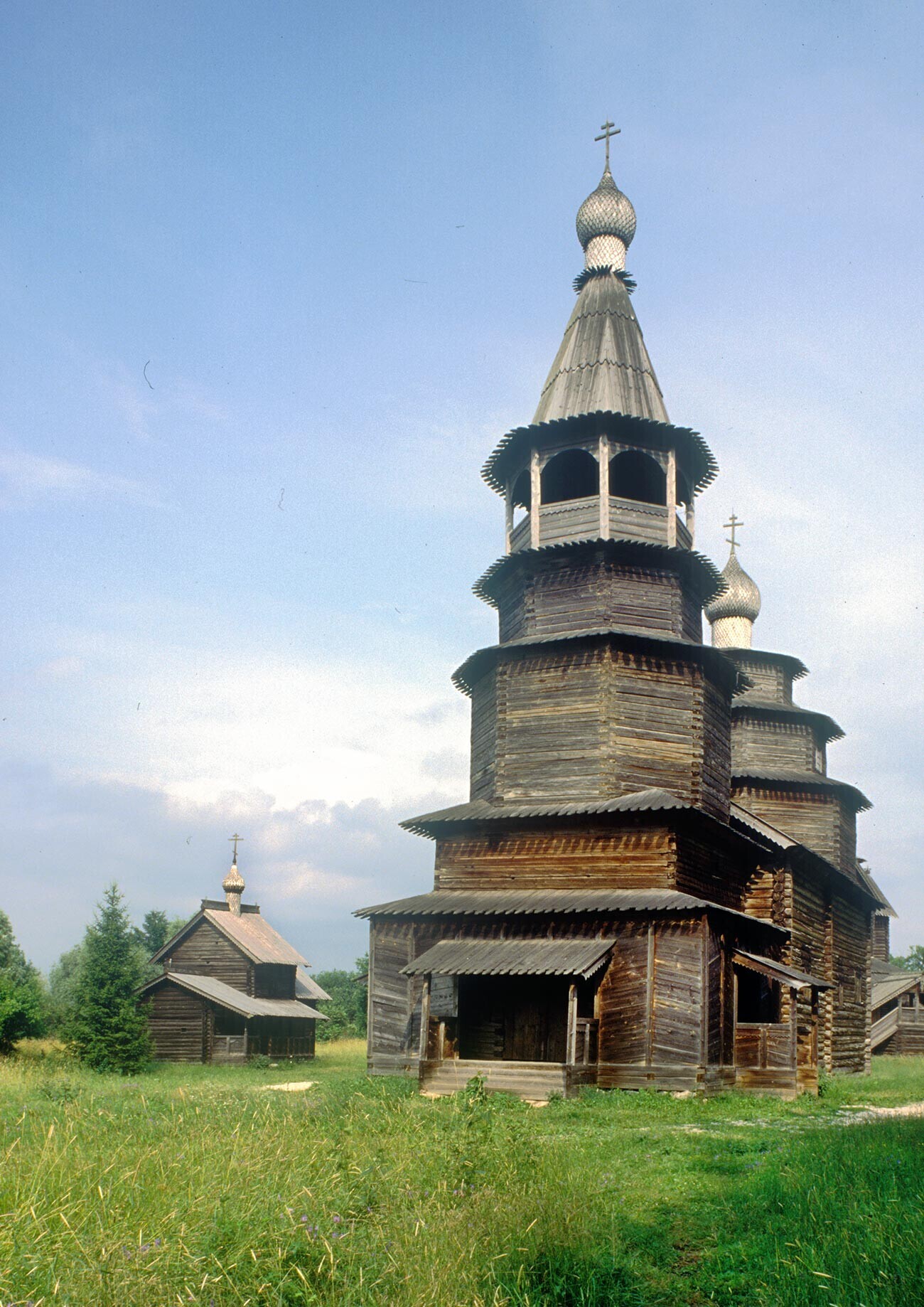 Vitoslávlitsi. Iglesia de San Nicolás desde el pueblo de Visoki Ostrov. Vista oeste con el campanario. 5 de julio de 1995.
