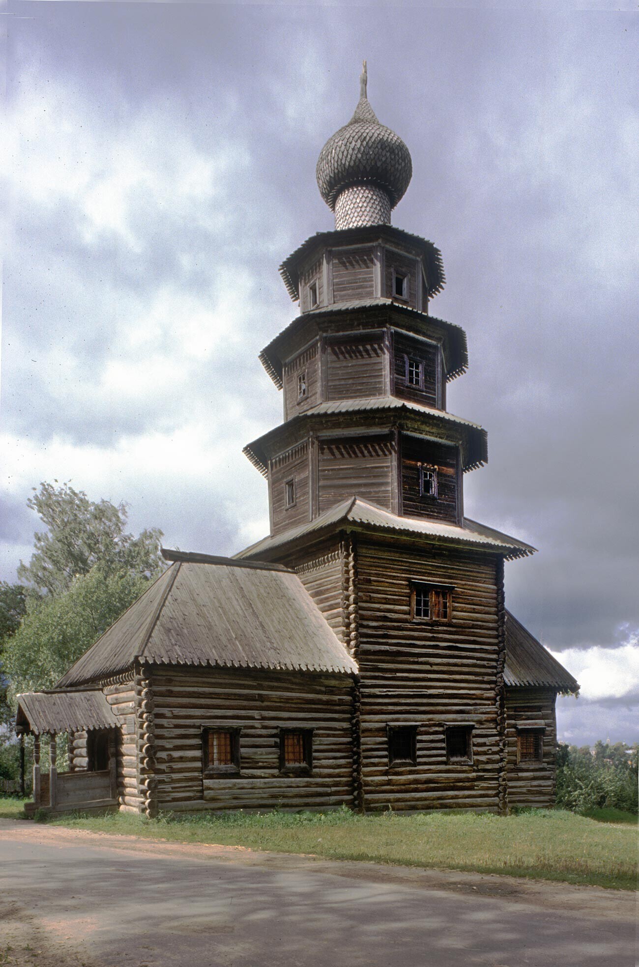 Torzhok. Iglesia del Icono de Tijvin, vista suroeste. 13 de agosto de 1995.