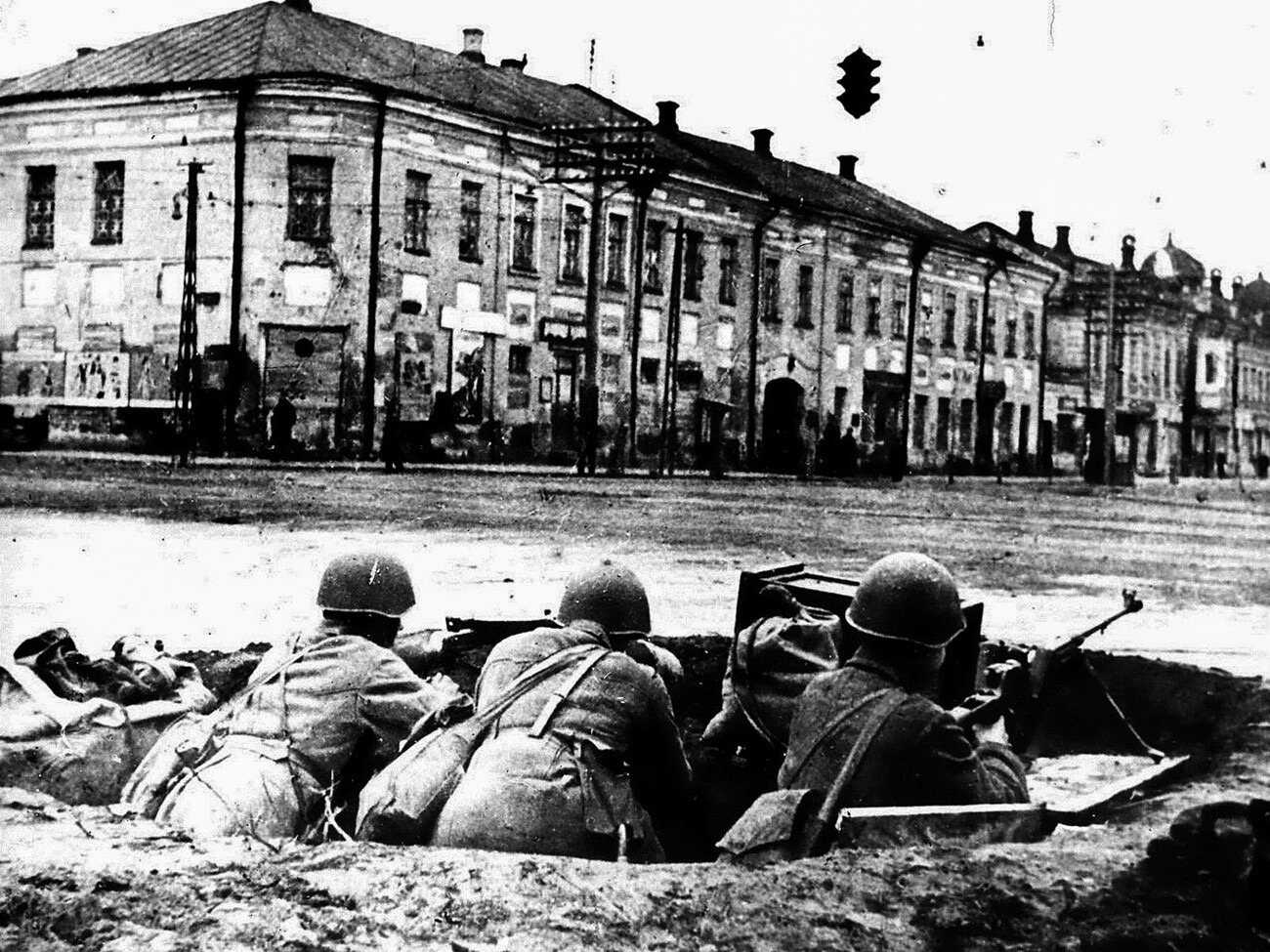 Branilci mesta pripravljeni na boj. Tula, križišče Sovjetske in Komunarske ulice (zdaj Leninova cesta), oktober-november 1941