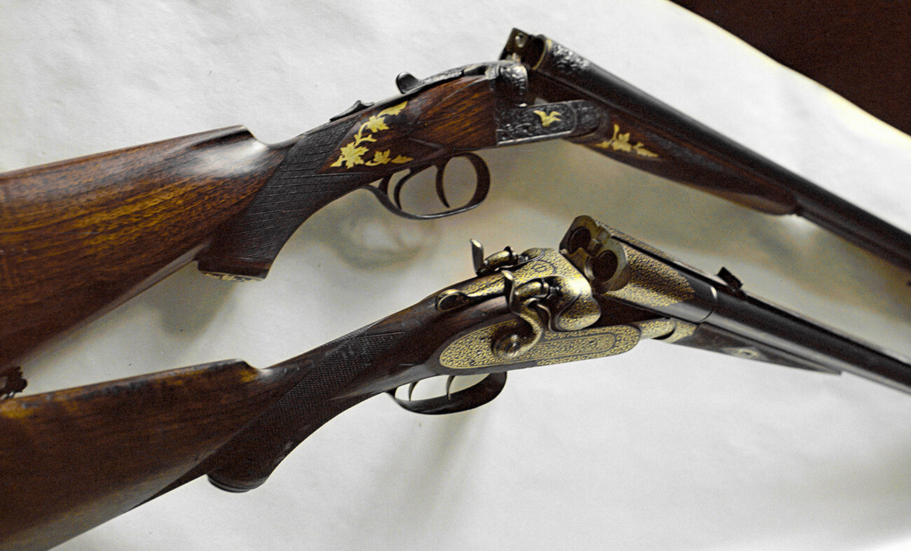 Pozlačena lovska puška (1895) in dvoglavenjska puška, prav tako pozlačena (1848), iz zbirke Muzeja orožja v Tuli