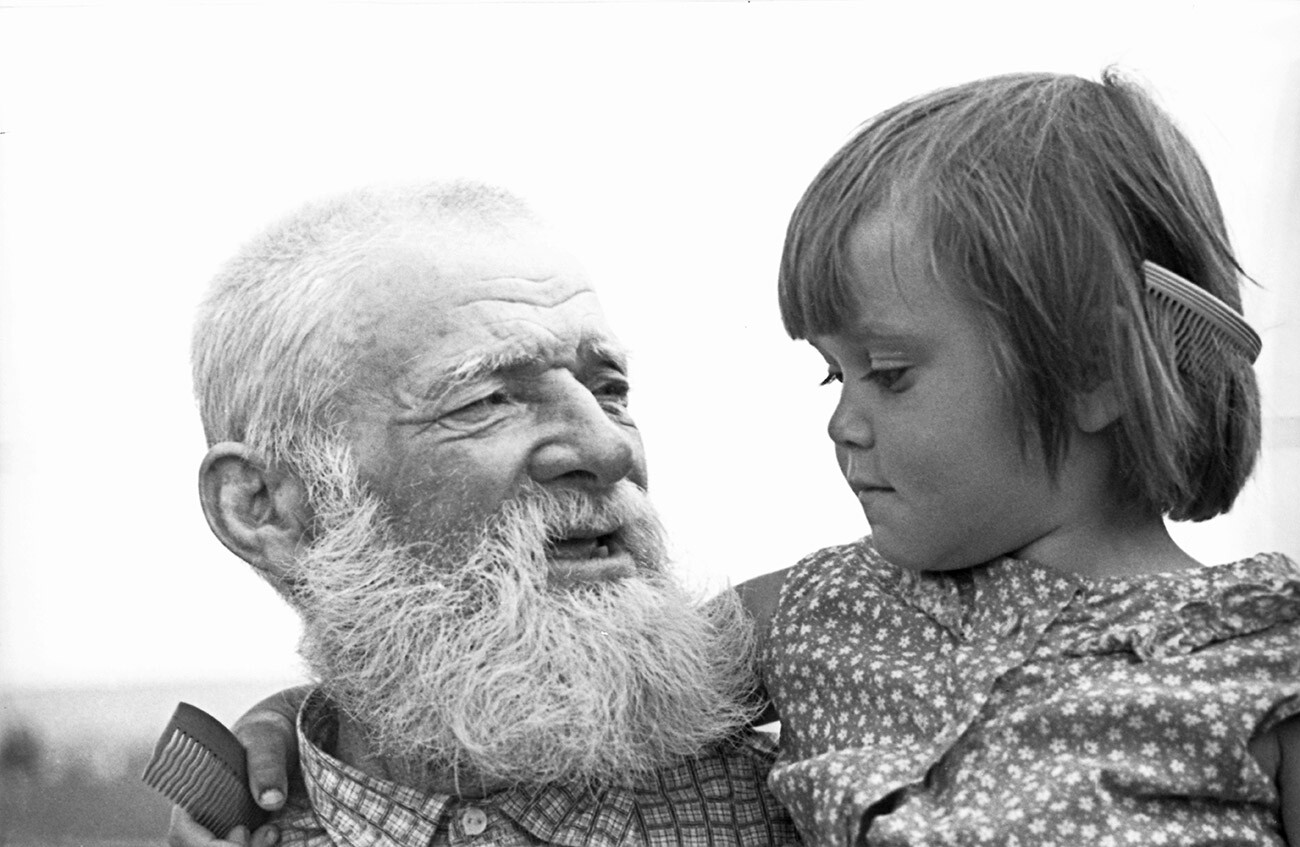 Un dedushka di solito si mostra affettuoso solo con un bambini molto piccoli o le bambine