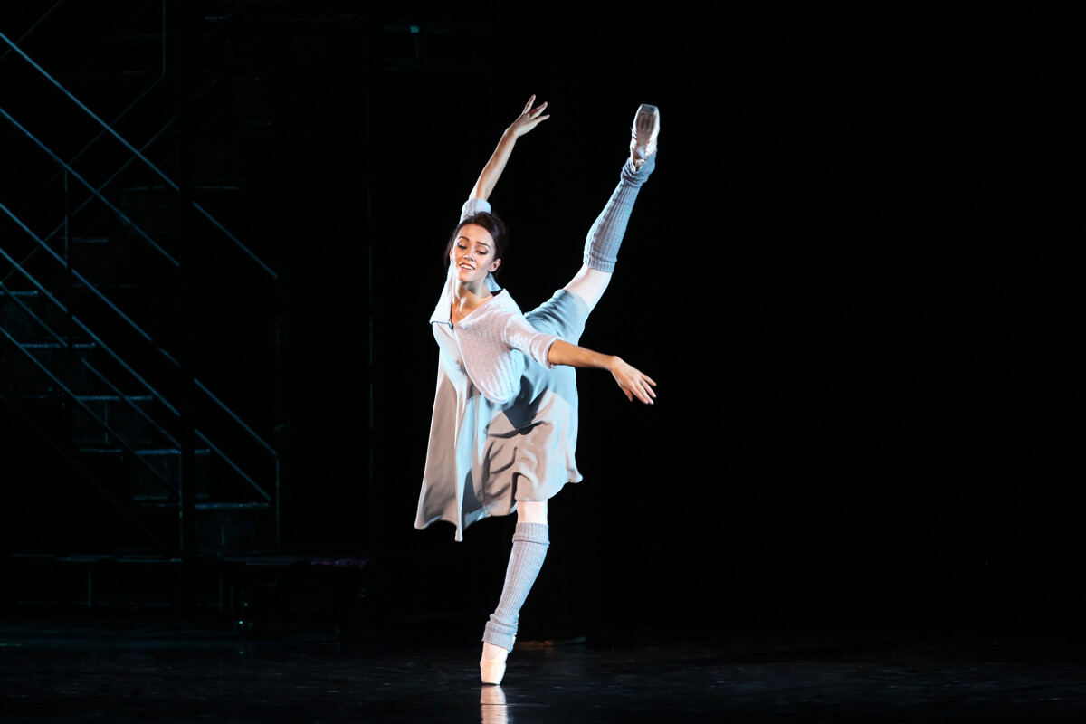 Interpretando el papel de Cenicienta en el ballet anónimo puesto en escena por Alexéi Ratmanski