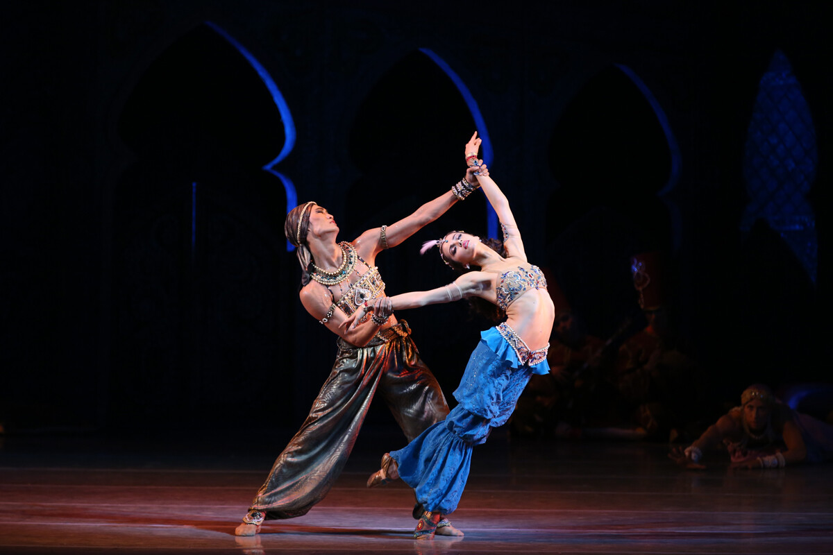 Actuando como Zobeide en el ballet ‘Scheherazade’ de Michel Fokine (y Kim Kimin como esclava de Zobeide)