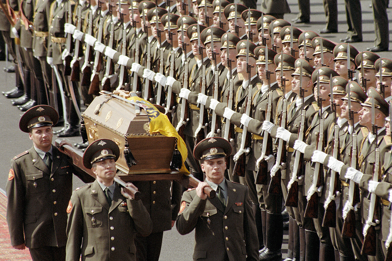 Miembros del Ejército con el ataúd que contiene los restos del zar Nicolás II en el lugar de enterramiento de su familia y sirvientes. Fortaleza de Pedro y Pablo. 