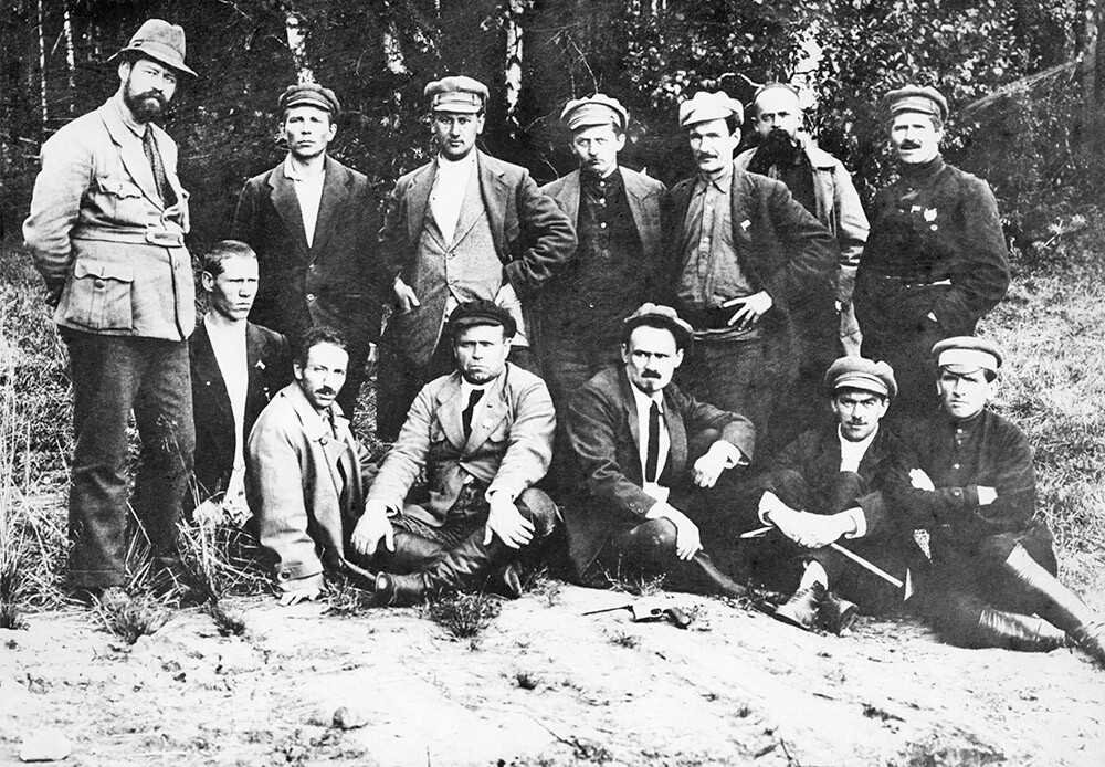 Grupo de bolcheviques en la ‘tumba’ de los Romanov. El supuesto lugar de enterramiento. 1934.