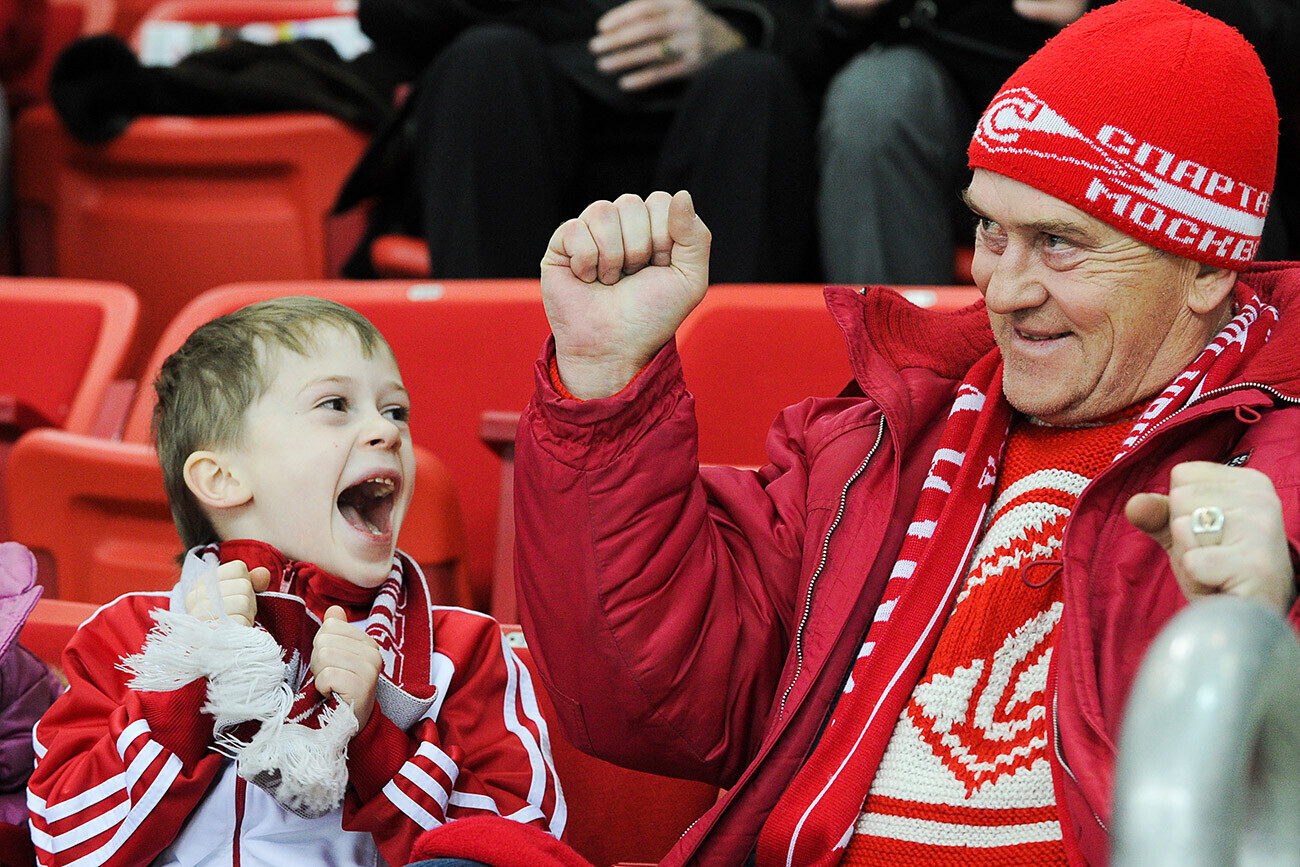 Di stadion sepak bola Spartak Moscow dengan dedushka.