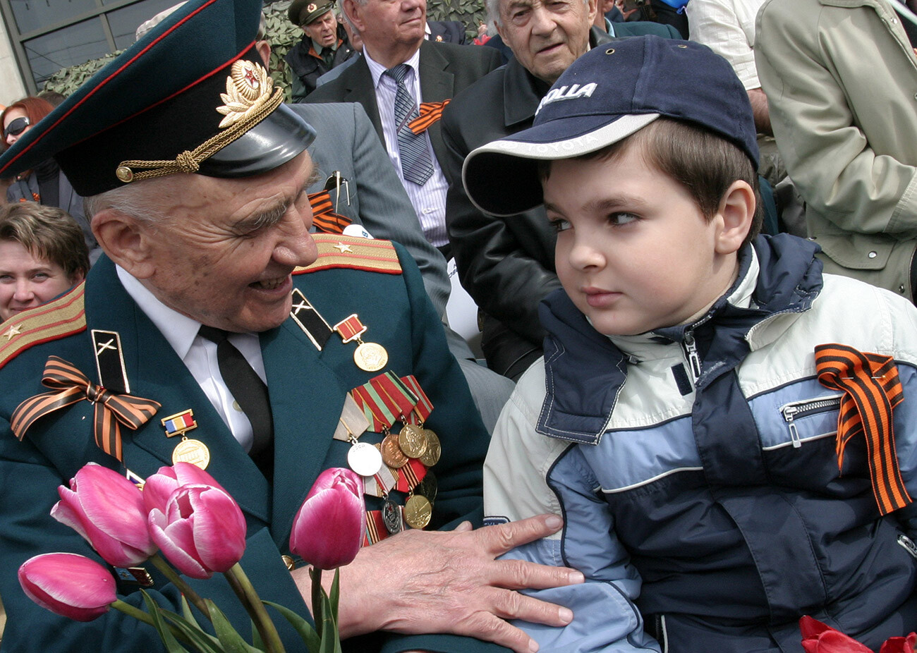 Dedouchka portait toujours toutes ses médailles et récompenses lors de la célébration du Jour de la Victoire