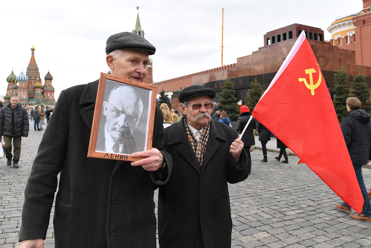 Rentner mit sowjetischer Fahne und einem Portrait von ‚Deduschka Lenin‘, wie man in der späten Sowjetzeit den Revolutionsführer häufig nannte.