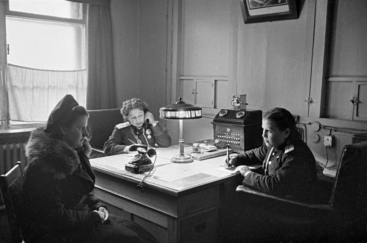 В дежурной части отделения милиции г. Москвы, 1950 год.