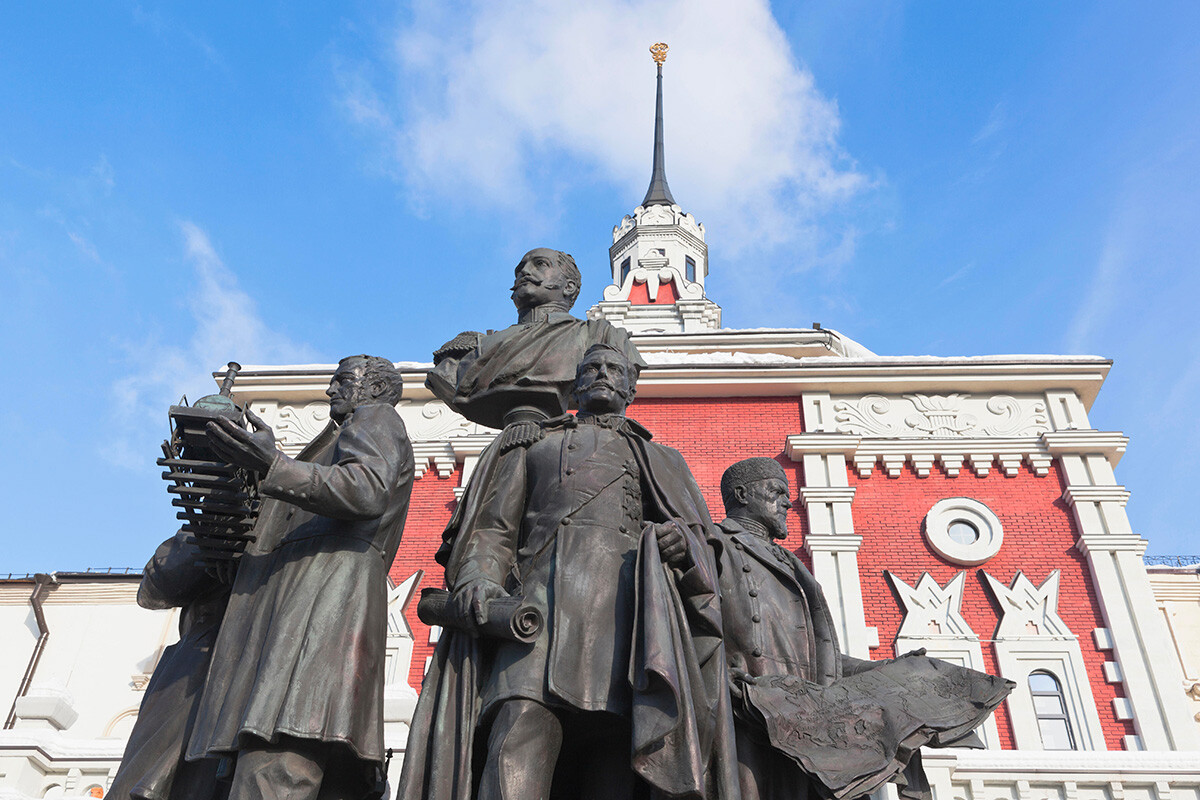 Monumento em Moscou aos criadores das ferrovias russas.