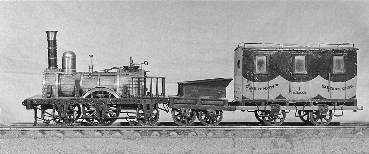 Model prvega vlaka Carskoselske železnice (1837). 