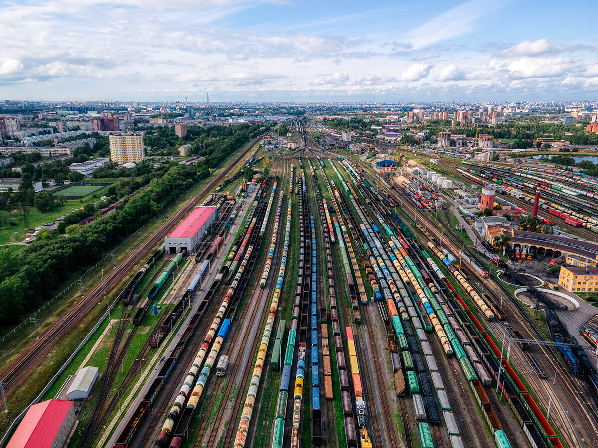 Luftaufnahme eines Eisenbahnterminals in Sankt Petersburg, Russland.