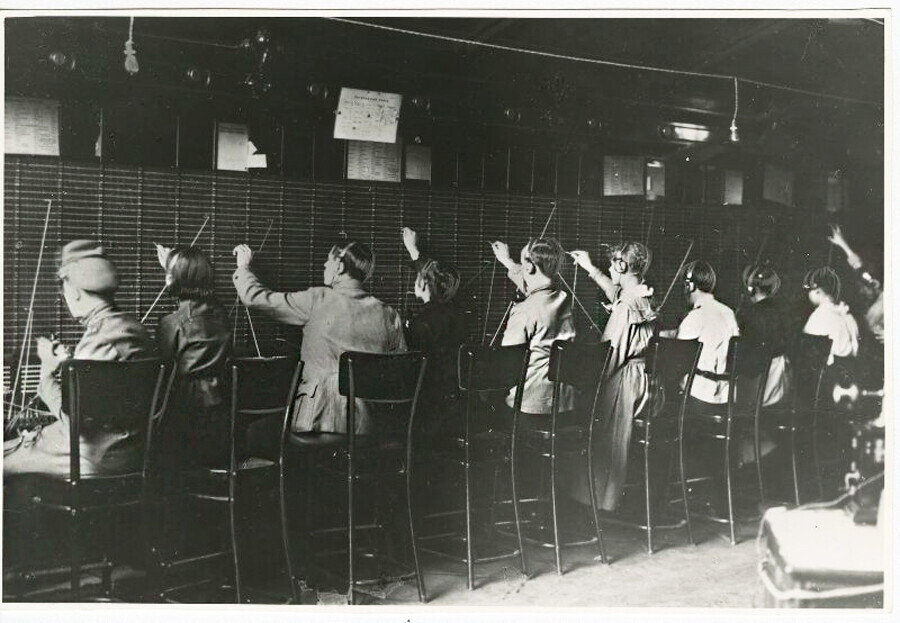 Estação telefônica em Petrogrado, 1917.
