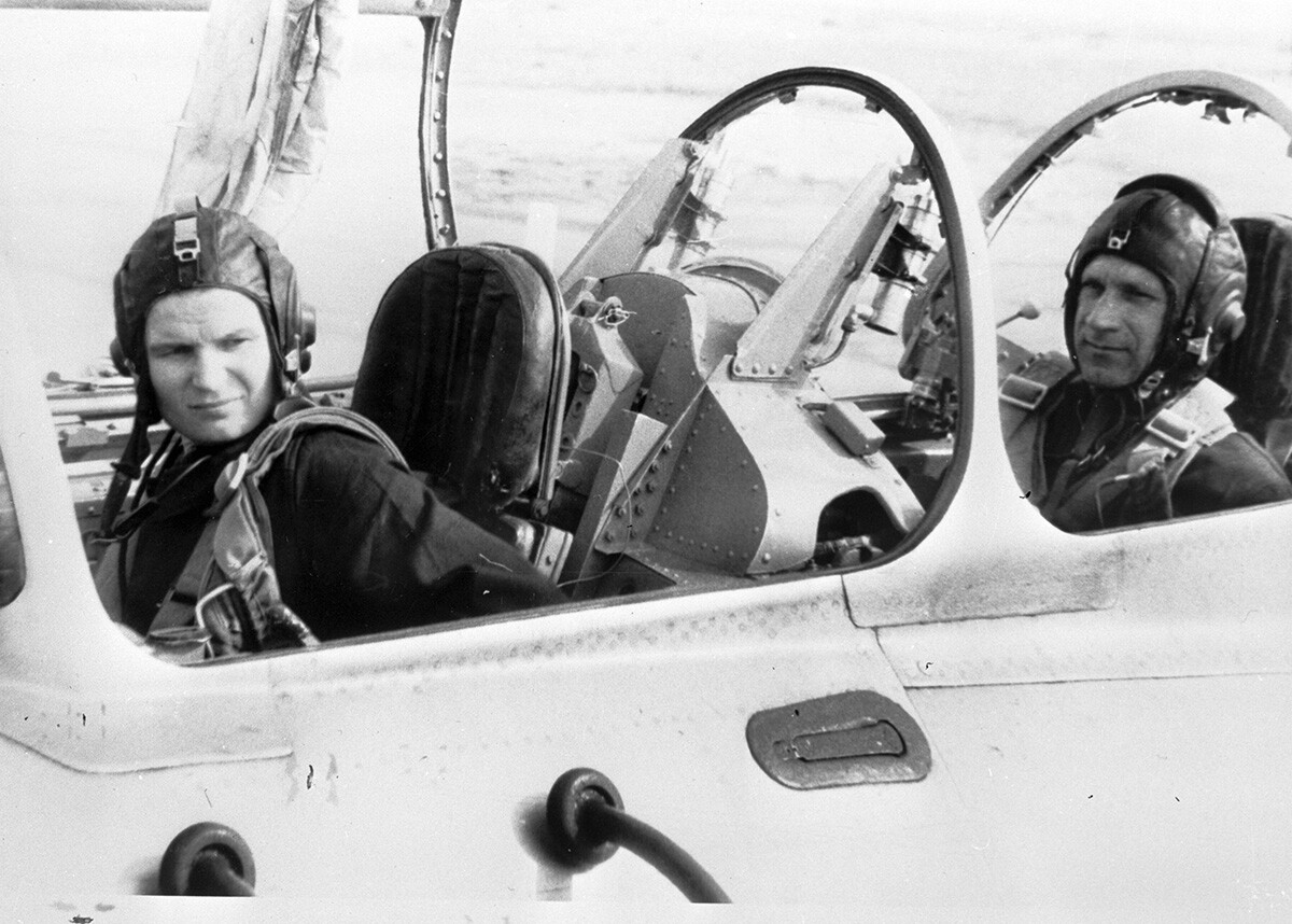La primera mujer cosmonauta del mundo, Valentina Tereshkova y el coronel ingeniero, Héroe de la Unión Soviética Vladímir Sereguin regresan de un vuelo de entrenamiento, 1967