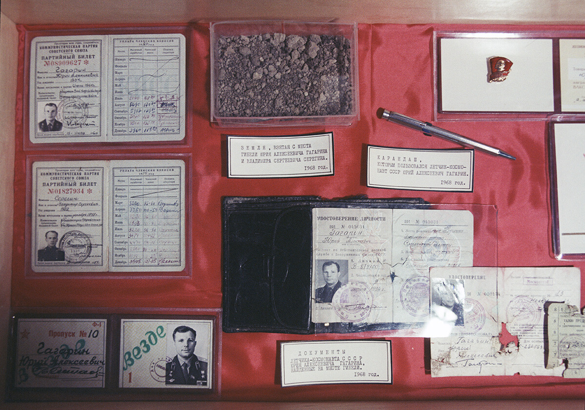Documentos de Yuri Gagarin y Vladimir Sereguin encontrados en el lugar de su muerte.