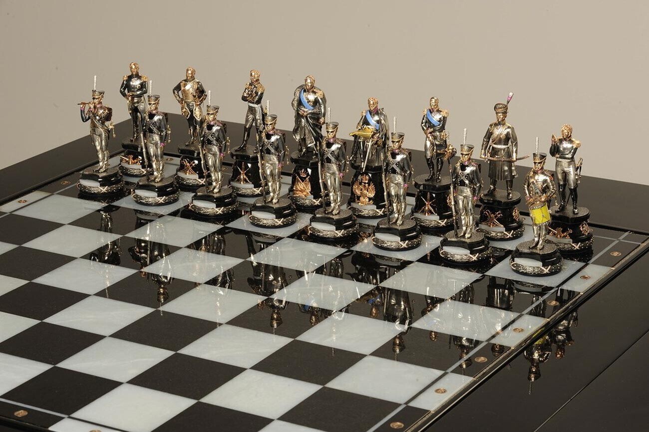 Jogo de xadrez russo inspirado na tradicional boneca matrioska