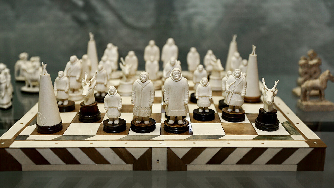 Peças gigantes de xadrez adornam quarto inspirado em O Gambito da