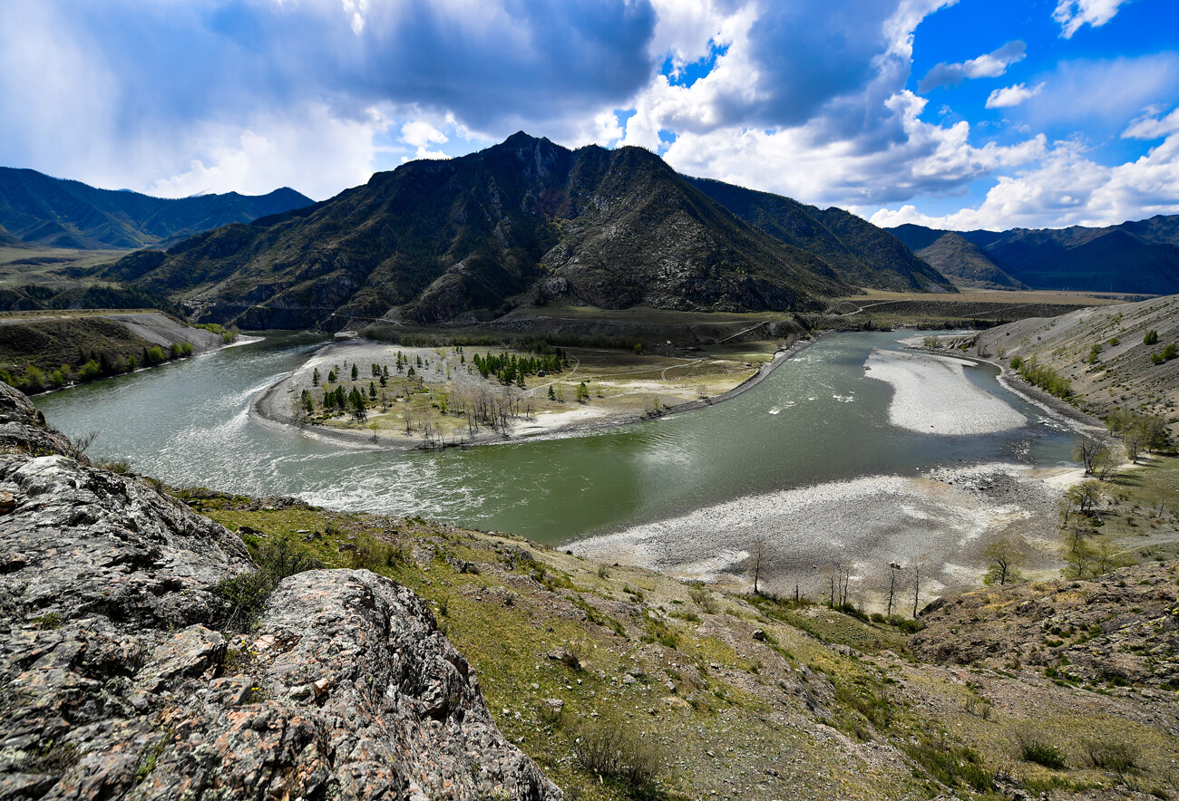 À la confluence de la Tchouïa et de la Katoun, au 714e kilomètre de la Route de la Tchouïa, en République de l'Altaï, à Tchouï-Oozy