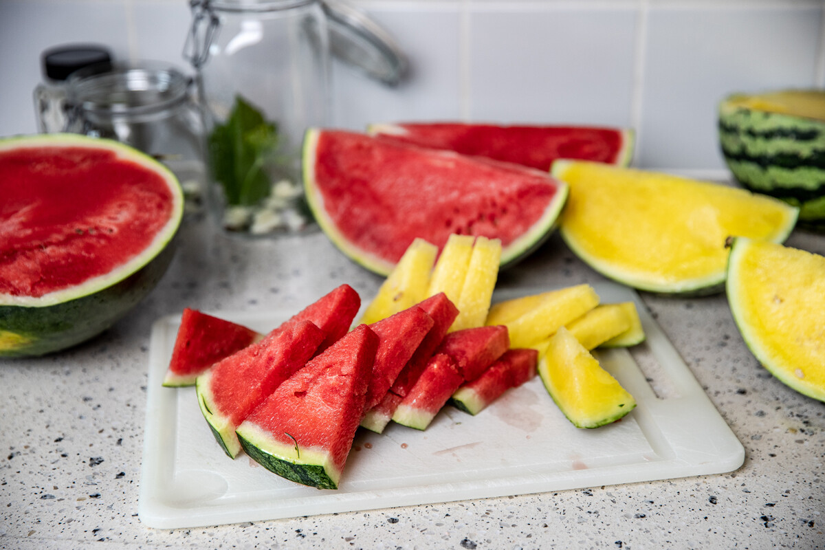 Salt watermelon. Корка арбуза. Арбузные шкурки. Арбузная кожура. Половина арбуза.